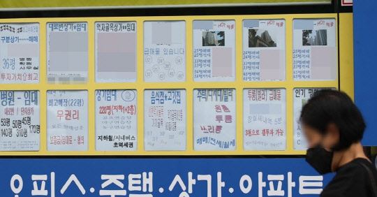 서울 송파구의 한 공인중개사에 붙은 매매 및 전세가격표 모습. <연합뉴스>